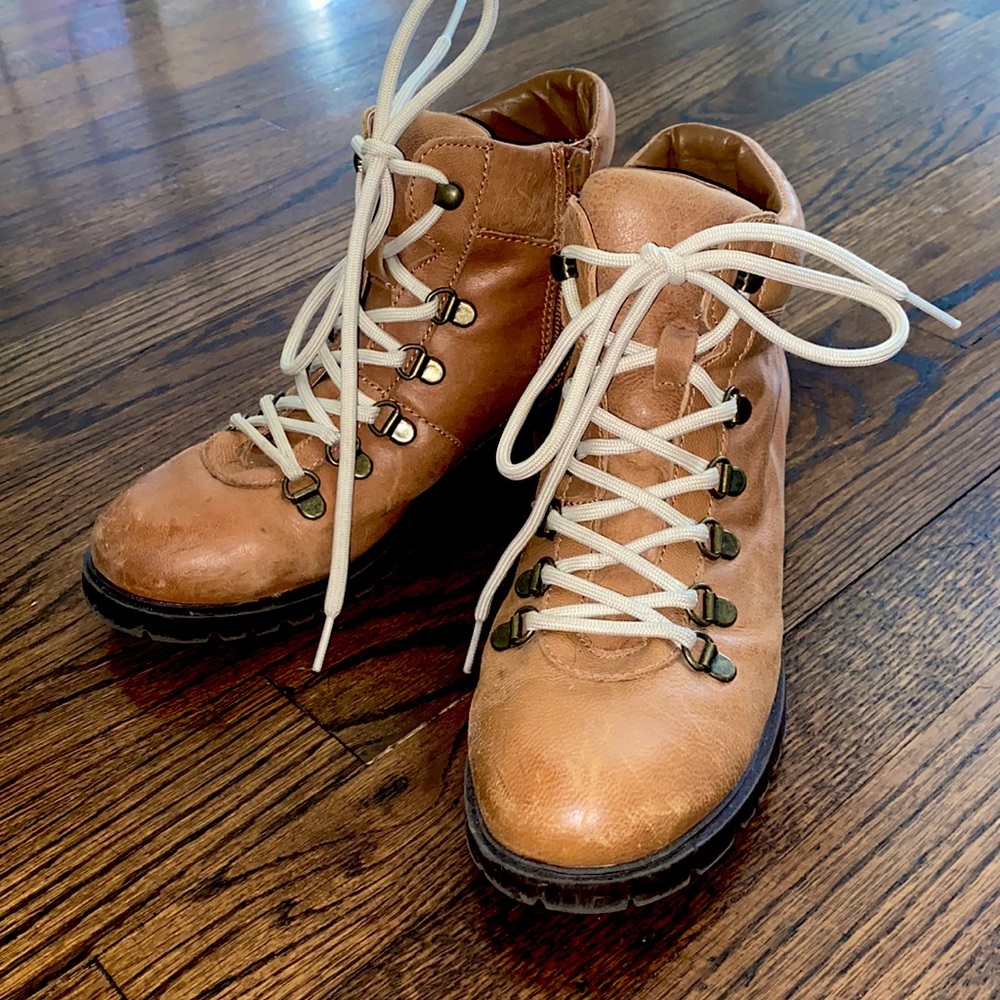 Size 8.5 brown leather Steve Madden lace up ankle boots